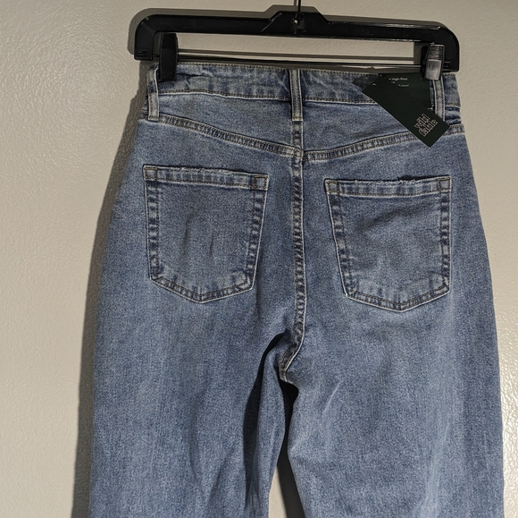 Women's Super High Rise Distressed Jean. size 4 - Picture 4 of 8